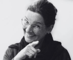 Porträt-Foto der Erzählerin Birgit Stickan