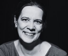 Portrait-Foto der Erzählerin Anja Mathes